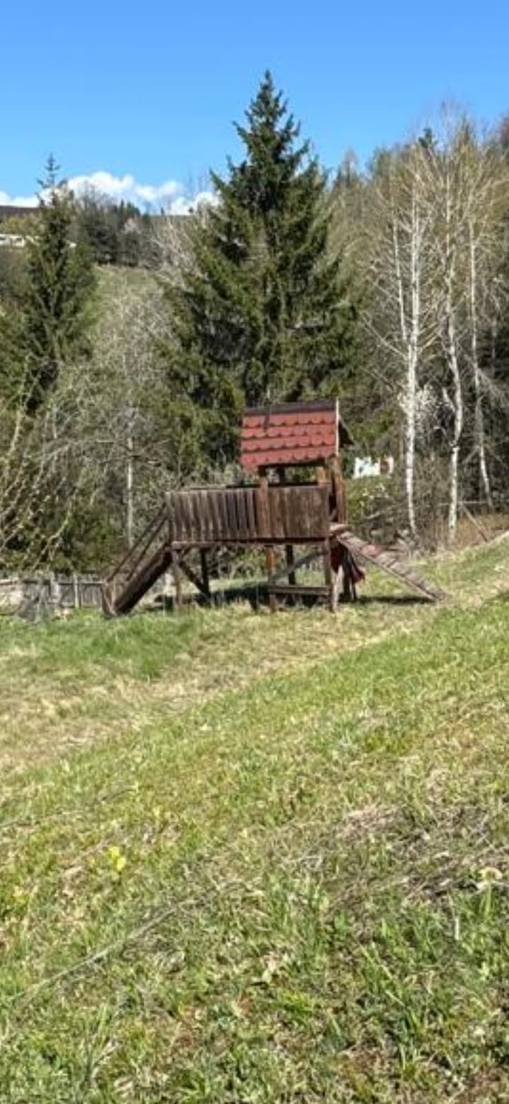 Curte verde și loc de joacă