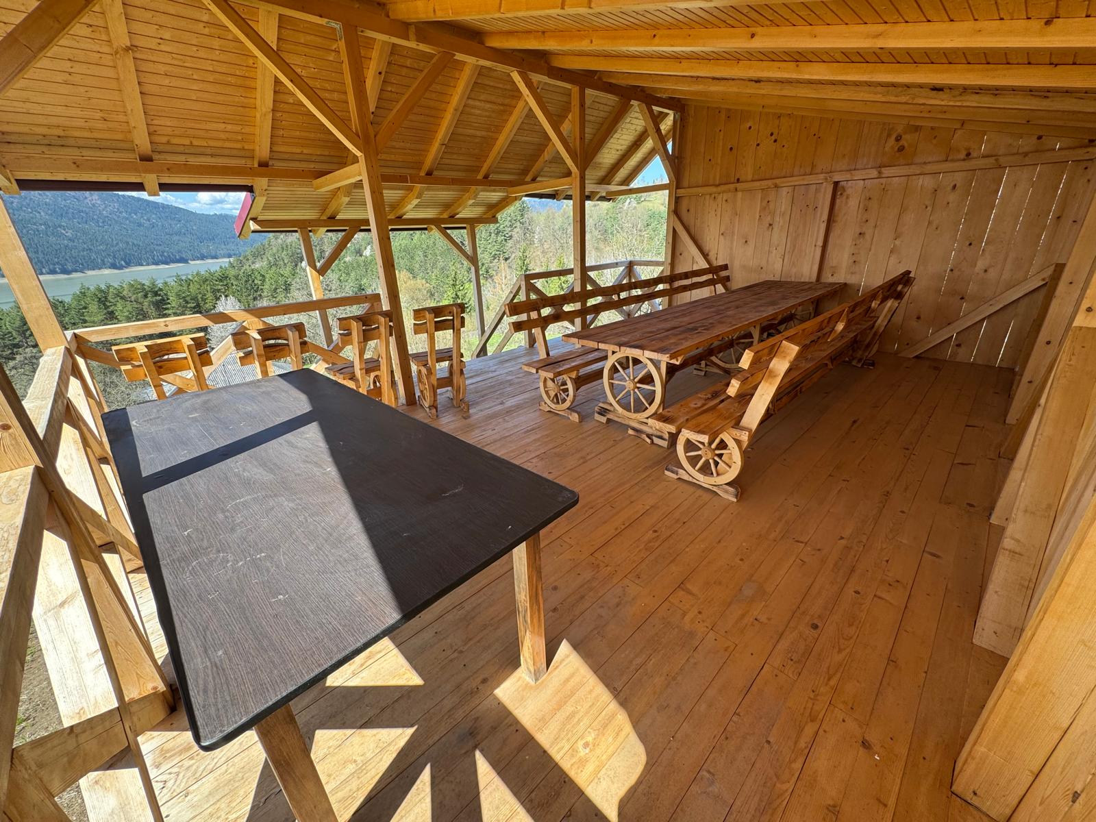 Foișor curte Pensiunea La Constanța Neamț